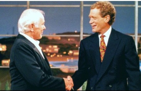 Em 1994, com Johnny Carson, lenda dos talk shows americanos, considerado por Letterman como um mentor Reprodução da internet