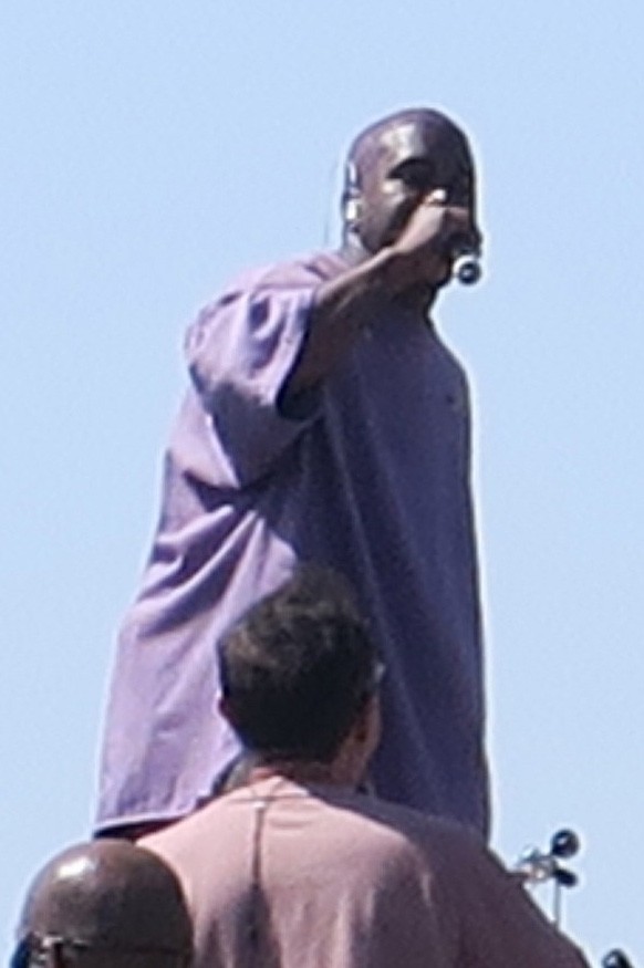 Kanye West: Pronto para ser ministro ordenado no Sunday Service (Foto: Backgrid) Kanye West: Pronto para ser ministro ordenado no Sunday Service (Foto: Backgrid)