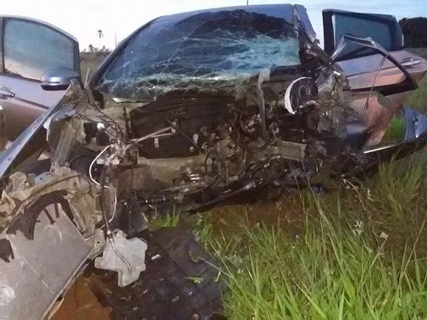 Carro ficou com a frente destruída no acidente (Foto: Colaboração/Votunews.com.br)