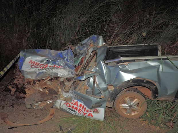 Frente do carro que bateu em um caminhão ficou destruída e motorista morreu no local, no oeste da Bahia. (Foto: Naldo Vilares/ Blog do Sigi Vilares)
