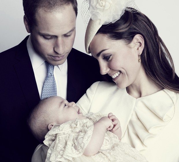 Príncipe George sorri nos braços de Kate Middleton e o Príncipe William em foto divulgada neste sábado (26), de batizado ocorrido na quarta-feira (23) (Foto: AP/Jason Bell, Camera Press)