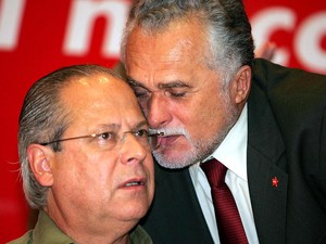 13/05/2005 - O ministro da Casa Civil José Dirceu, e José Genoino conversam durante seminário do PT em São Paulo. (Foto: PAULO PINTO/AGÊNCIA ESTADO)