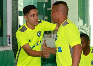 Léo Sena e Walter, jogadores do Goiás (Foto: Rosiron Rodrigues/Goiás E.C.)