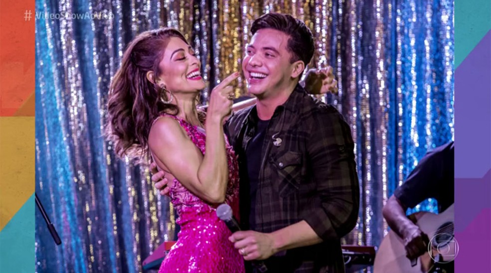 Cantor fará show no aniversário de Bibi, personagem de Juliana Paes (Foto: TV Globo)