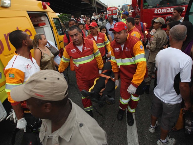 Três ônibus e dois carros se envolveram em um acidente na Ponte Rio-Niterói na manhã desta sexta-feira (22/11) (Foto: Severino Silva/Agência O Dia/Estadão Conteúdo)
