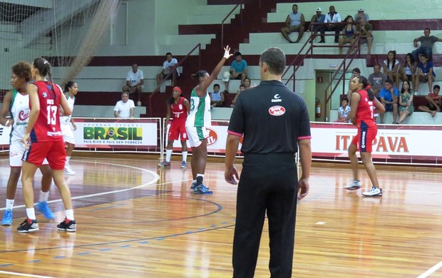 Roneeka, ao fundo com a faixa vermelha na cabeça, foi fundamental para a vitória do Maranhão com atuação de gala no primeiro quarto (Foto:  Rosana Gomes/PMO/Divulgação)