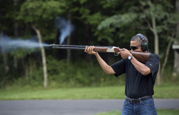 Imagem divulgada pela Casa Branca mostra Obama atirando com um rifle em Camp David (Foto: Pete Souza/Reuters)