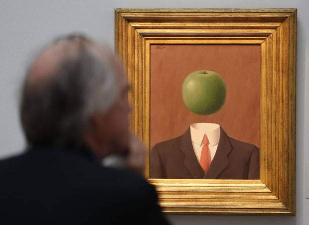 Quadro do artista belga René Magritte alcançou mais de R$ 15 milhões (Foto: Sang Tan/AP)