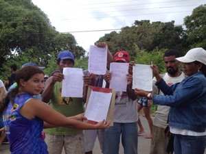 Famílias fizeram abaixo assinado pedindo a posse do terreno (Foto: Gil Oliveira/G1)
