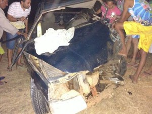 Carro de passeio ficou totalmente destruído (Foto: Cleiton Jarmes/Portal Piauí em Foco)