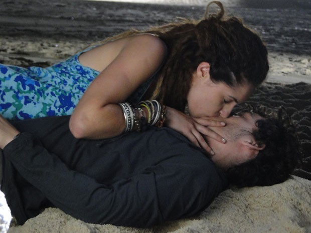 Dinho acaba cedendo e dá  maior beijão em Valentina! (Foto: Malhação / Tv Globo)
