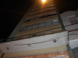 Reféns pularam do primeiro andar do prédio (Foto: Jorge Machado/G1)