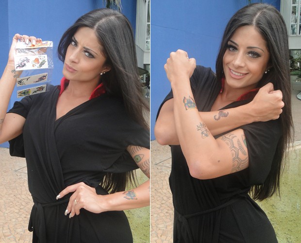 Aline Riscado exibe o presente que ganhou e cola as novas 'tattoos' no antebraço (Foto: Domingão do Faustão / TV Globo)