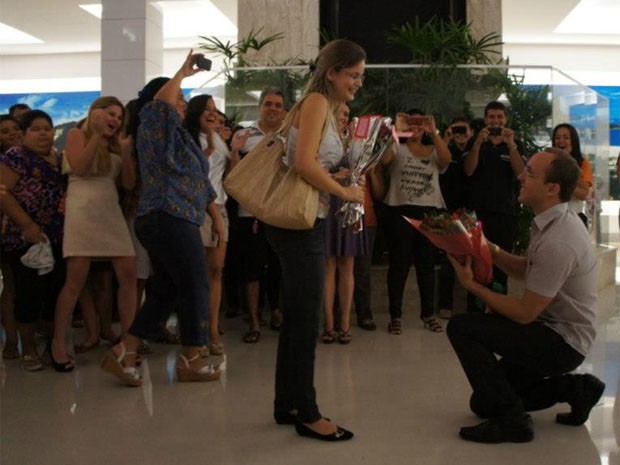 Ana Paula aceitando o pedido de casamento no meio do maior shopping da cidade (Foto: Thalles Gonçalves/Arquivo Pessoal)