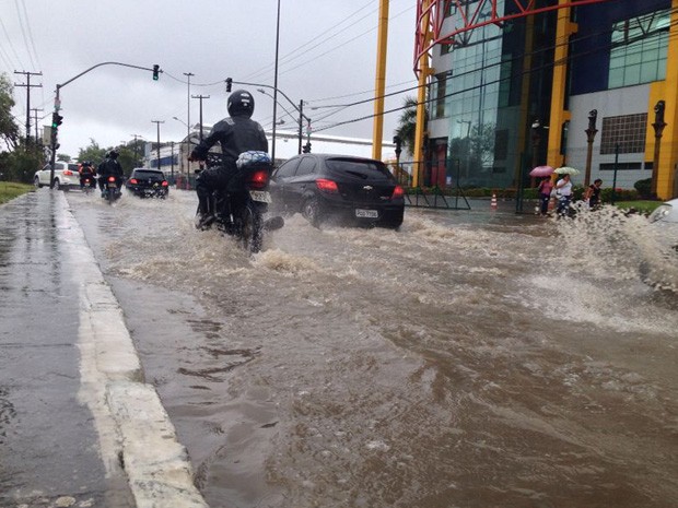 Avenida Mascarenhas de Morais está com pontos de alagamento e fluxo dificultado com chuva forte (Foto: Kety Marinho / TV Globo) Avenida Mascarenhas de Morais está com pontos de alagamento e fluxo dificultado com chuva forte (Foto: Kety Marinho / TV Globo)