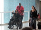 Ana Carolina embarca de cadeira de rodas em aeroporto no Rio