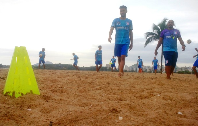 Elenco do Espírito Santo fez treinos na Praia de Camburi, em Vitória (Foto: João Brito/Espírito Santo FC)