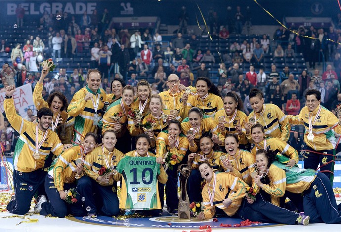 taça comemoração Brasil handebol final Sérvia Mundial (Foto: EFE)