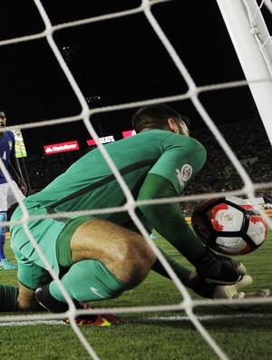 Alisson falha, e a bola entra, mas arbitragem não dá o gol do Equador contra o Brasil (Foto: KEVORK DJANSEZIAN / GETTY IMAGES NORTH AMERICA / AFP)