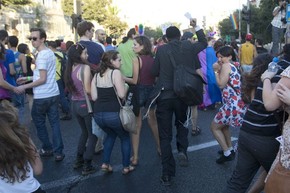 Um judeu ultraortodoxo ataca pessoas com uma faca na Parada Gay de Jerusalém nesta quinta-feira (30) (Foto: Sebastian Scheiner/AP) Um judeu ultraortodoxo ataca pessoas com uma faca na Parada Gay de Jerusalém nesta quinta-feira (30) (Foto: Sebastian Scheiner/AP)