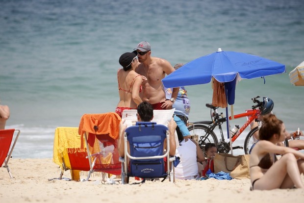 Amanda Lee beija Nalbert na praia (Foto: Gil Rodrigues/PhotoRio News)