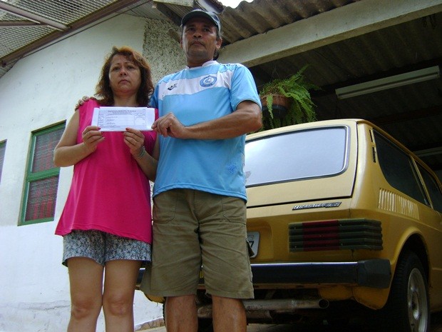 Marli e Florisvaldo com carnê de IPTU em frente de casa (Foto: Alan Schneider / G1 Bauru e Marília) Marli e Florisvaldo com carnê de IPTU em frente de casa (Foto: Alan Schneider / G1 Bauru e Marília)