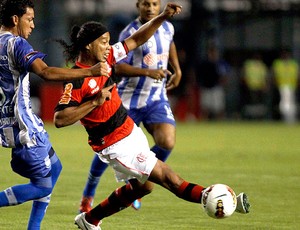 Ronaldinho Gaúcho na partida do Flamengo contra o Emelec (Foto: Reuters)
