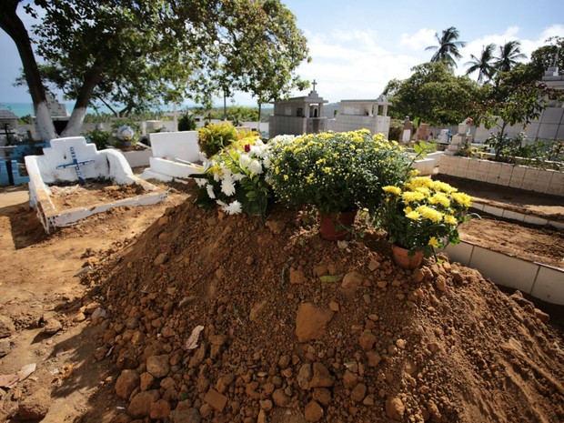 Sepultamento aconteceu minutos após o velório das vítimas (Foto: Jonathan Lins/G1)