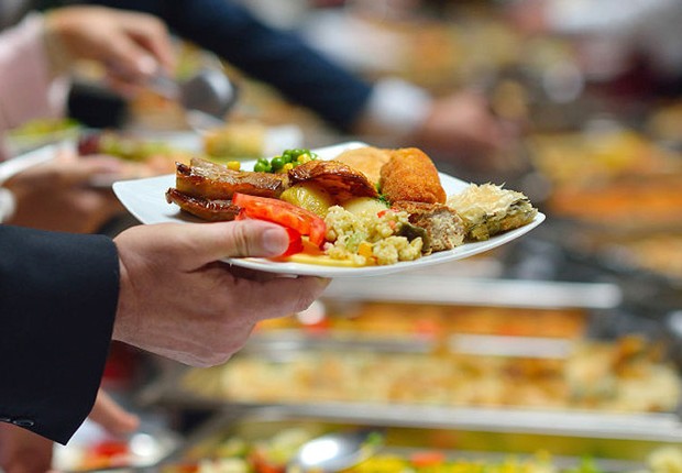 Horário de almoço ; alimentação ; comida ; intervalo do trabalho ;  (Foto: Shutterstock)