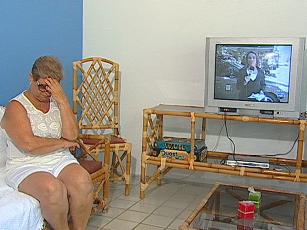 Cleuza Alonso, professora aposentada da UFS, passou a manhã inteira acompanhando notícias das vítimas (Foto: Reprodução/TV Cabo Branco)