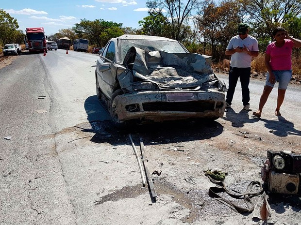 Duas pessoas estavam no veículo que foi atingido pelo carro desgovernado (Foto: Sigi Vilares/Blog do Sigi Vilares)