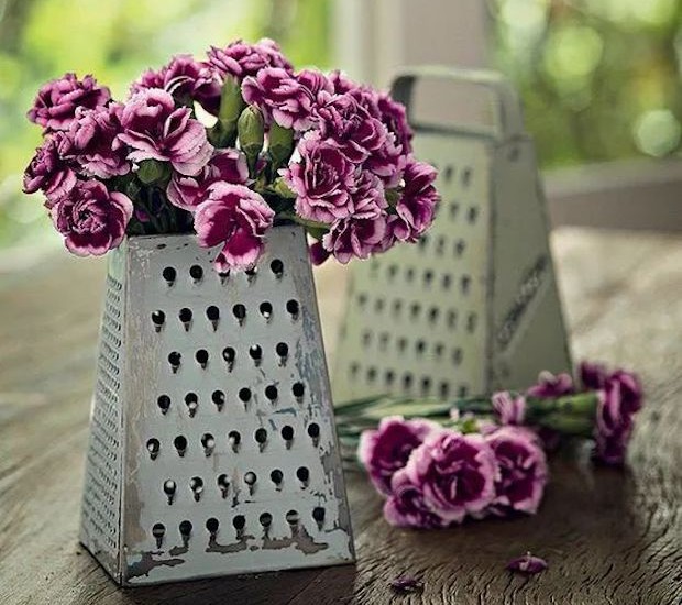 Ideia inusitada: raladores de cozinha podem servir de vaso para flores no evento  (Foto: Pinterest / Reprodução)