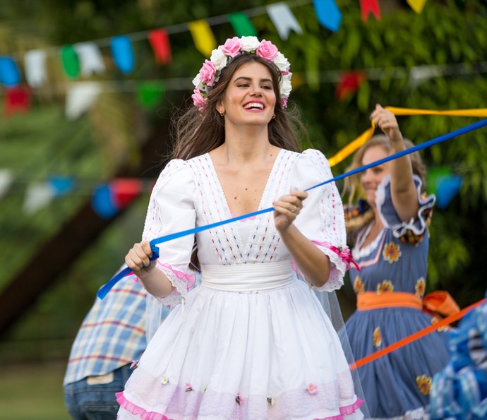 Camila Queiroz se diverte no arraiá do 'Estrelas' (Foto: Fabiano Battaglin/Gshow) Camila Queiroz se diverte no arraiá do 'Estrelas' (Foto: Fabiano Battaglin/Gshow)