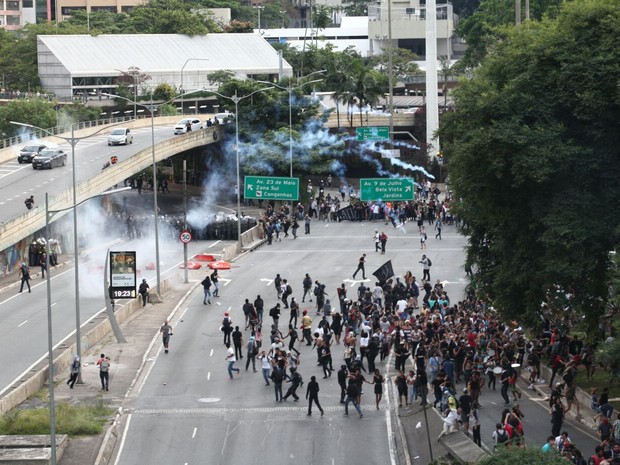 Confusão durante o protesto no Centro (Foto: Marcelo Brandt/G1)