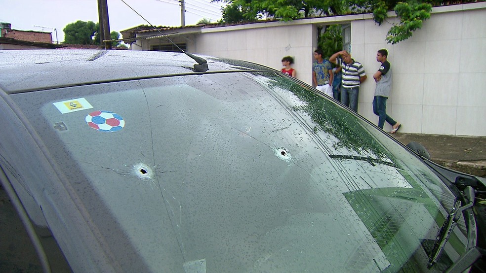 Homem de 22 anos estava no lugar do passageiro quando foi atingido pelos disparos  (Foto: Reprodu&ccedil;&atilde;o/TV Globo)