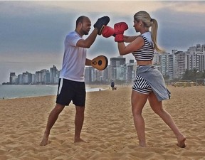 Julia Nunes faz aula de muay thai em Vitória, onde mora (Foto: Reprodução/Instagram)