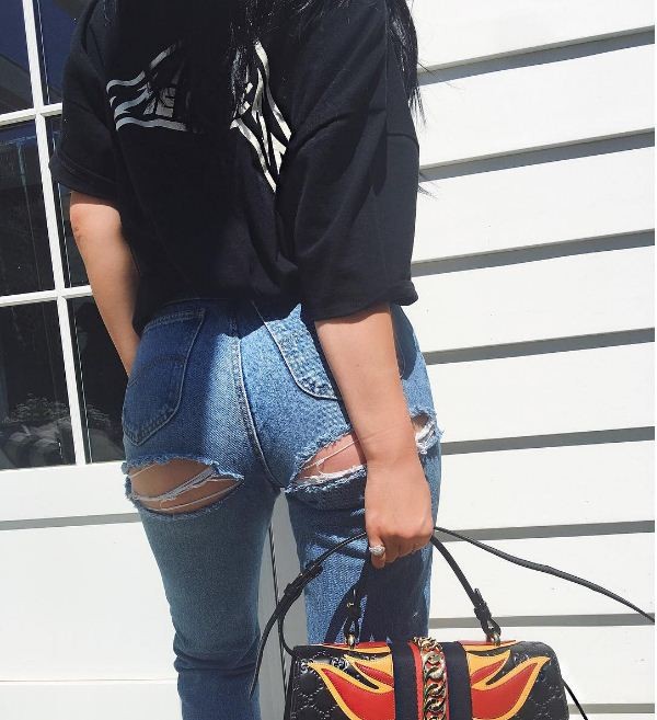 Jeans rasgado no Bumbum - Kylie Jenner (Foto: Reprodução Instagram)