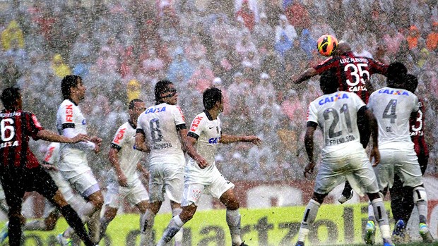 Lance de Atlético-PR e Corinthians série A (Foto: Joka Madruga / Agência Estado)