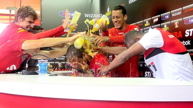 Lucas chorando despedida coletiva São Paulo (Foto: Alexandre Lozetti / Globoesporte.com)