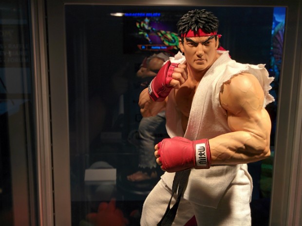 Boneco do Ryu, personagem principal de 'Street Fighter', enfeitava estande da Capcom na E3 2014 (Foto: Bruno Araujo/G1)