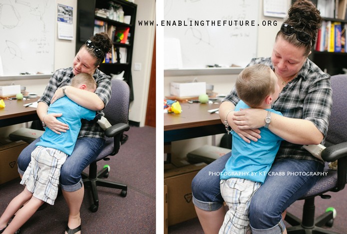Alex Pring, agora com sua prótese, pode abraçar a mãe (Foto: Divulgação/E-nabling The Future)