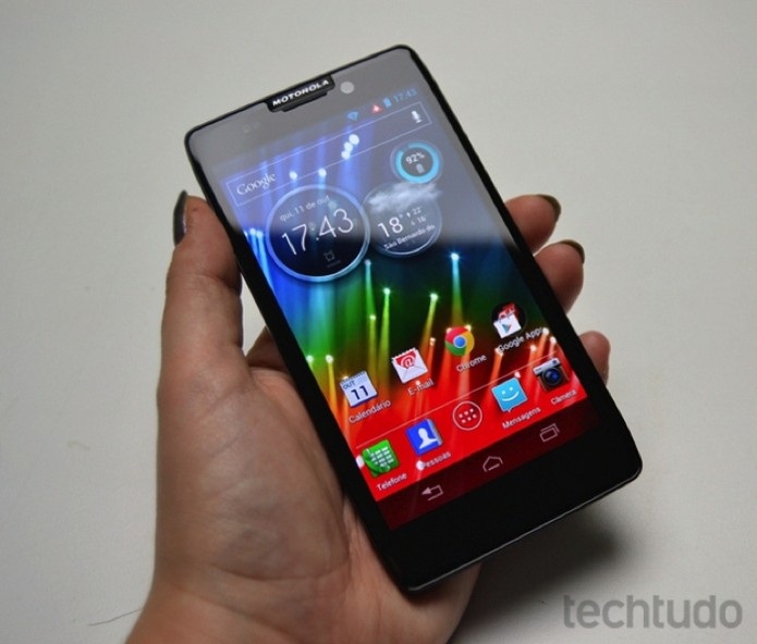 Motorola Razr HD possui uma tela de 4,7 polegadas de alta definição e com ótima reprodução de cores (Foto: Stella Dauer) Motorola Razr HD possui uma tela de 4,7 polegadas de alta definição e com ótima reprodução de cores (Foto: Stella Dauer)