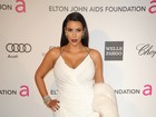Grávida, Kim Kardashian erra no look em festa do Oscar