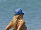 Pamela Anderson usa biquíni pequeno e 'paga cofrinho' em praia