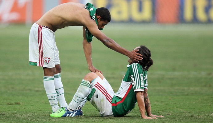 Em dia de herói, Valdivia atua no sacrifício e é aplaudido no vestiário