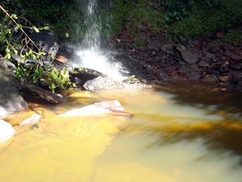 Piscina natural se forma embaixo de cachoeira de 20 metros (Foto: Divulgação/ pousada Jardim da Chapada)