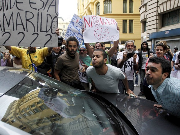 Manifestante cospe no carro de Cesar Maia na saida da câmara dos vereadores do Rio (Foto: Domingos Peixoto / Agência o Globo) Manifestante cospe no carro de Cesar Maia na saida da câmara dos vereadores do Rio (Foto: Domingos Peixoto / Agência o Globo)