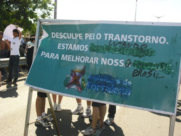Mensagem em placa pede o fim da corrupção (Foto: Gioras Xerez/G1)