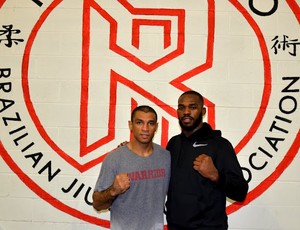Jon Jones posa com Roan "Jucão" Carneiro (Foto: Reprodução/Twitter)