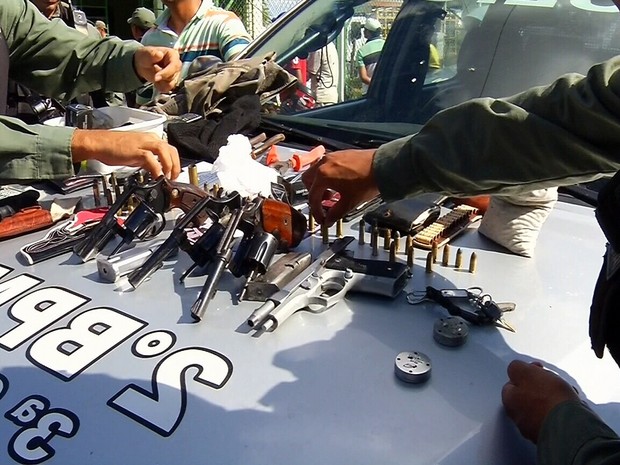 Com o grupo, foram apreendidas armas de fogo e material usado na explosão de caixas eletrônicos (Foto: TV Verdes Mares/Reprodução)